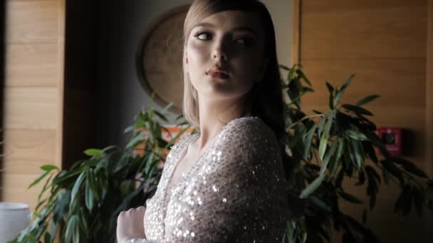 Blonde Dame im Brautkleid posiert gegen großen Topf — Stockvideo