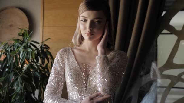 Atractiva rubia en vestido de novia con brillantes brillantes — Vídeos de Stock