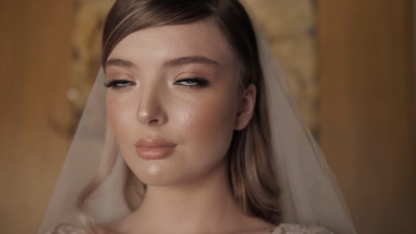 Hermosa rubia con maquillaje profesional y velo blanco — Vídeos de Stock