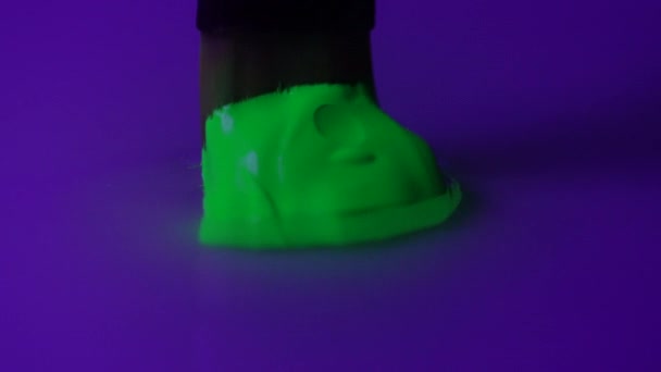 Experienced artist washes green neon farb in water macro — Αρχείο Βίντεο