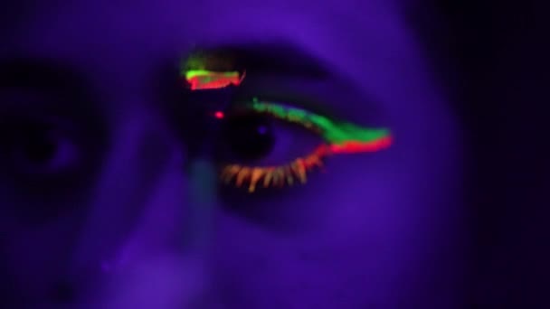 Досвідчений художник застосовує зелений помаранчевий неоновий макіяж макро — стокове відео