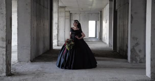 Modelo profesional en vestido posa sosteniendo ramo de flores — Vídeos de Stock