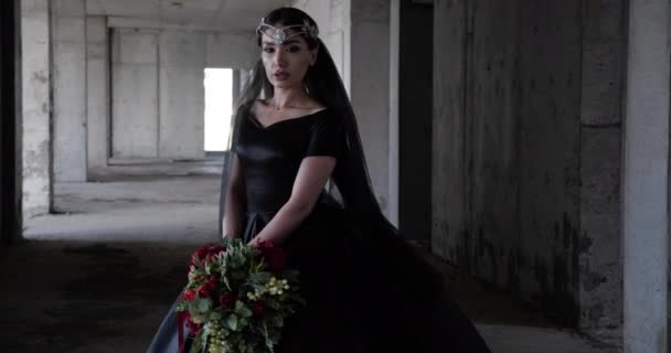 Horsewoman in black holds coloured flower bouquet posing — Stock Video