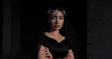 Siyah şeffaf duvağı ve kamera için tacı olan bir model.