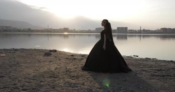 Model-Silhouette posiert für Kamera am Sandstrand — Stockvideo