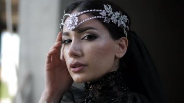 Elmas taç ve peçeli profesyonel model yakın plan pozlar veriyor.