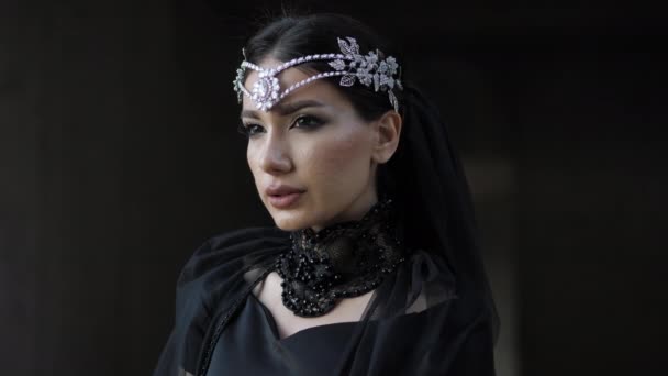 Brunette in dress and transparent veil with diamond tiara — Stock Video