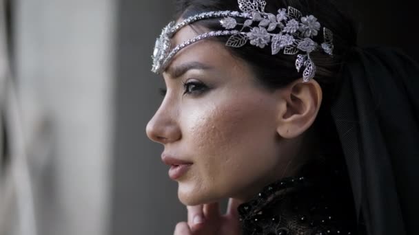 Prachtig meisje model met ontworpen diamant tiara poses — Stockvideo