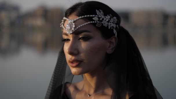 Hermosa mujer de caballo oculta la cara de la luz del atardecer brillante — Vídeos de Stock