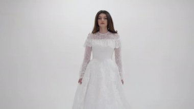 Dantelli uzun gelinlikli profesyonel model.