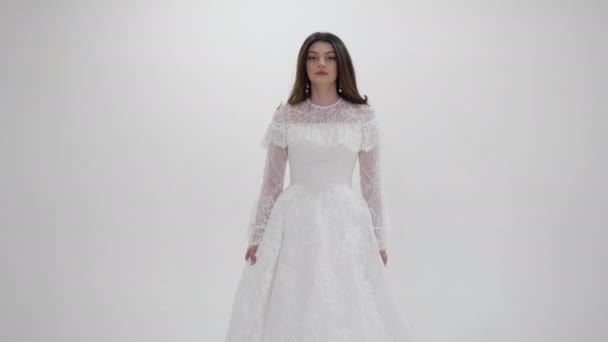 Modello professionale in abito da sposa lungo con corpetto di pizzo — Video Stock