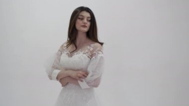 Açık omuzlu profesyonel model kamera için poz veriyor.