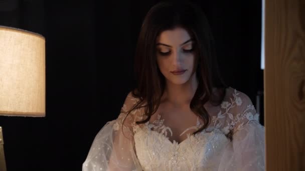 Elegant bride in wedding gown with neckline and lacy sleeves — Stock Video