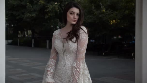 Professioneel model in strakke lacy jurk fixeert haar poseren — Stockvideo