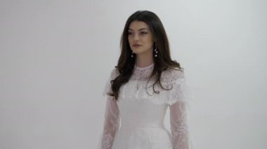 kıvırcık saçlı çekici esmer stüdyoda poz veriyor.