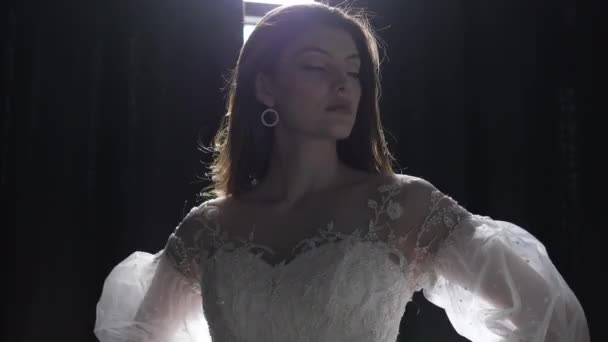 Modelo profissional em branco vestido de renda poses para câmera — Vídeo de Stock