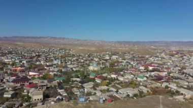 Rahat kır evleri olan pitoresk dağ vadisi