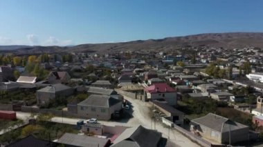 Dağlara karşı bej evleri olan güzel dağlık vadi.