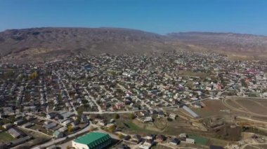 Dağ vadisi, kır evleri ve lahana tarlaları.