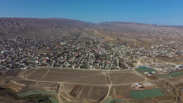 Campos de col cerca de pequeñas casas de campo contra las montañas — Vídeo de stock