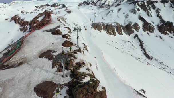 Station de ski de montagne moderne couverte de neige avec téléphérique — Video