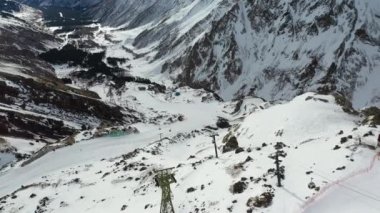 Kar dağları kayak merkezi mavi gökyüzüne karşı kablo ile