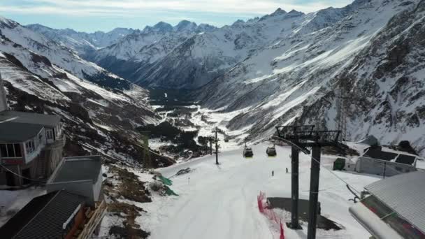 Alta natureza de montanha com estação de esqui estação de teleférico superior — Vídeo de Stock
