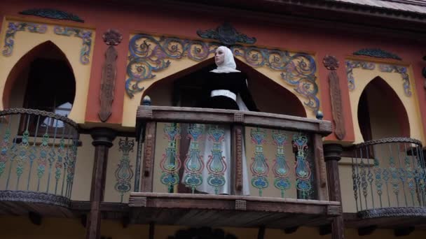Dáma s bílým pásem a hidžáb stojí na orientální terase — Stock video