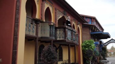 Arapça binasının dekore edilmiş terasına kadın taşınması önerisi