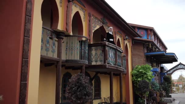 Movimiento a terraza decorada de edificio árabe con mujer — Vídeos de Stock