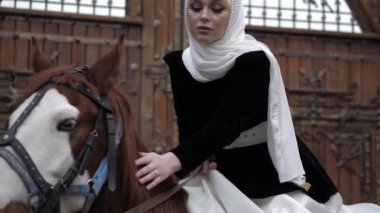 Beyaz şeytan kulaklı güzel bir kadın kestane rengi at yelesi