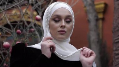 rüya kadın kostüm içinde Shayla nar ağacı yanında