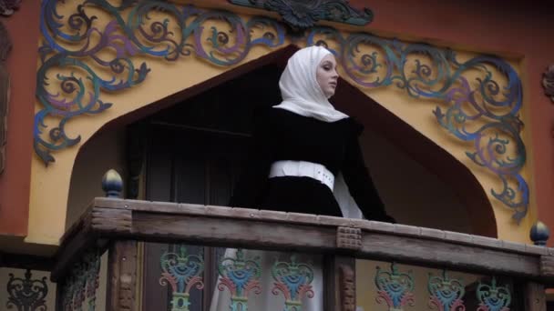 Dáma v tradičním oblečení s bílým hidžábem na terase — Stock video