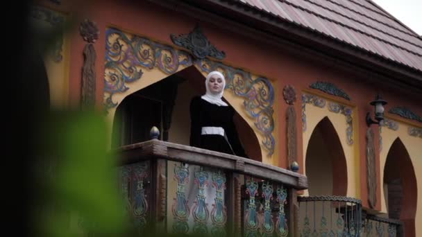 Dáma v tradiční Shayla se dívá na dvorek z terasy — Stock video