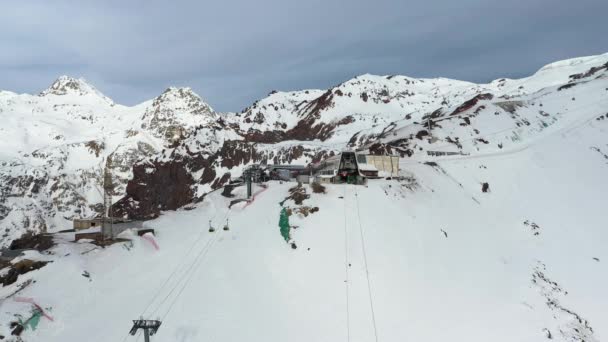 Estância de esqui de montanhas com linhas de energia e cabo moderno — Vídeo de Stock