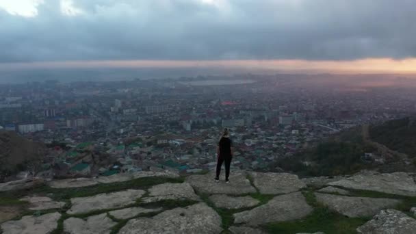 Highland with town against evening sky with dense clouds — Stock Video