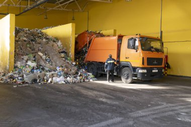 Grodno, Belarus - 26 Ekim 2019: Çöp kamyonu atık geri dönüşüm fabrikasına çöp boşaltıyor.