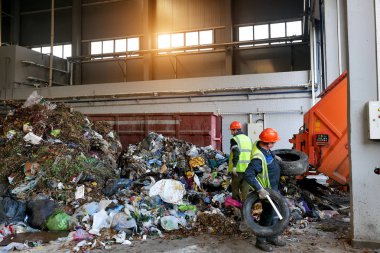 Grodno, Belarus - 26 Ekim 2019: Çöp kamyonu atık geri dönüşüm fabrikasına çöp boşaltıyor.