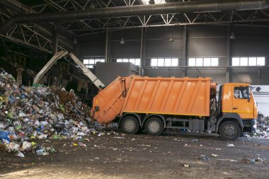 Grodno, Belarus - 26 Ekim 2019: Çöp kamyonu atık geri dönüşüm fabrikasına çöp boşaltıyor.