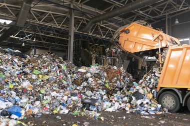 Grodno, Belarus - 26 Ekim 2019: Çöp kamyonu atık geri dönüşüm fabrikasına çöp boşaltıyor.