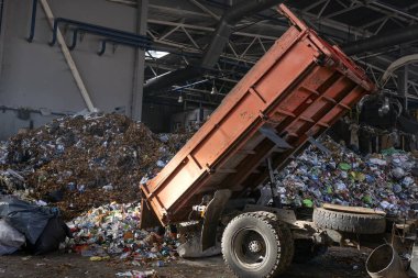 Grodno, Belarus - 26 Ekim 2019: Çöp kamyonu atık geri dönüşüm fabrikasına çöp boşaltıyor.