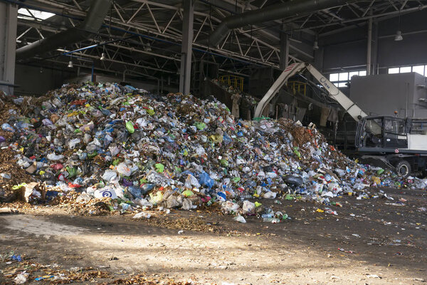 ГРОДНО, БЕЛАРУС - 26 ОКТЯБРЯ 2019: Экскаватор сортирует мусор на заводе по переработке отходов
.