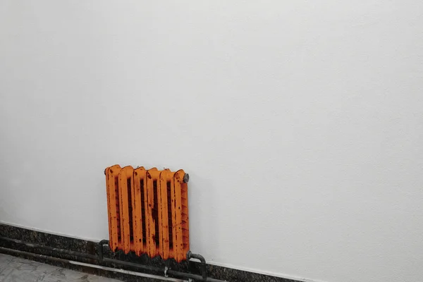 회색 벽에 붙어 있는 오렌지 방사선 하나 — 스톡 사진