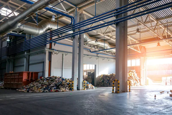 A hulladék-újrafeldolgozó üzem, a válogatás és az újrahasznosítás — Stock Fotó