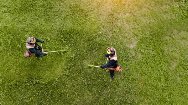 Dos cortadoras de césped segar hierba desde una vista superior del dron — Foto de Stock