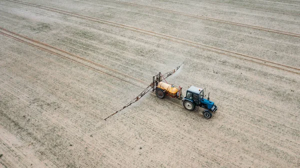 Trator trata campo com pesticidas vista superior — Fotografia de Stock