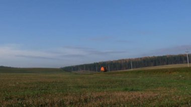 Çöp kamyonları yolda, yan manzara