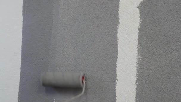 Trabalhador Pinta Uma Parede Pintura Cinza Closeup — Vídeo de Stock