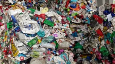 Grodno, Belarus - Ekim 2019: Çöp işleme tesisi olarak atık ile çevre kirliliği sorununun çözümü - tasnif ve işlemler için taşıyıcı banta yüklenmeye hazırlanan büyük çöp yığını