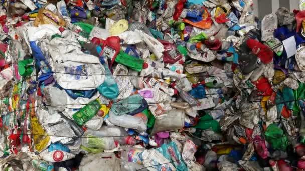 ベラルーシのグロドノ 2019年10月 ごみ処理工場としての廃棄物による環境汚染の問題を解決する 分別とプロセスのためのコンベアベルトへの負荷のために準備された大量のゴミ — ストック動画